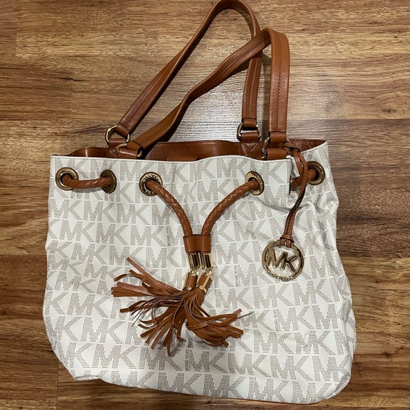 Michael Kors Handbags - Michael Kors sinch purse